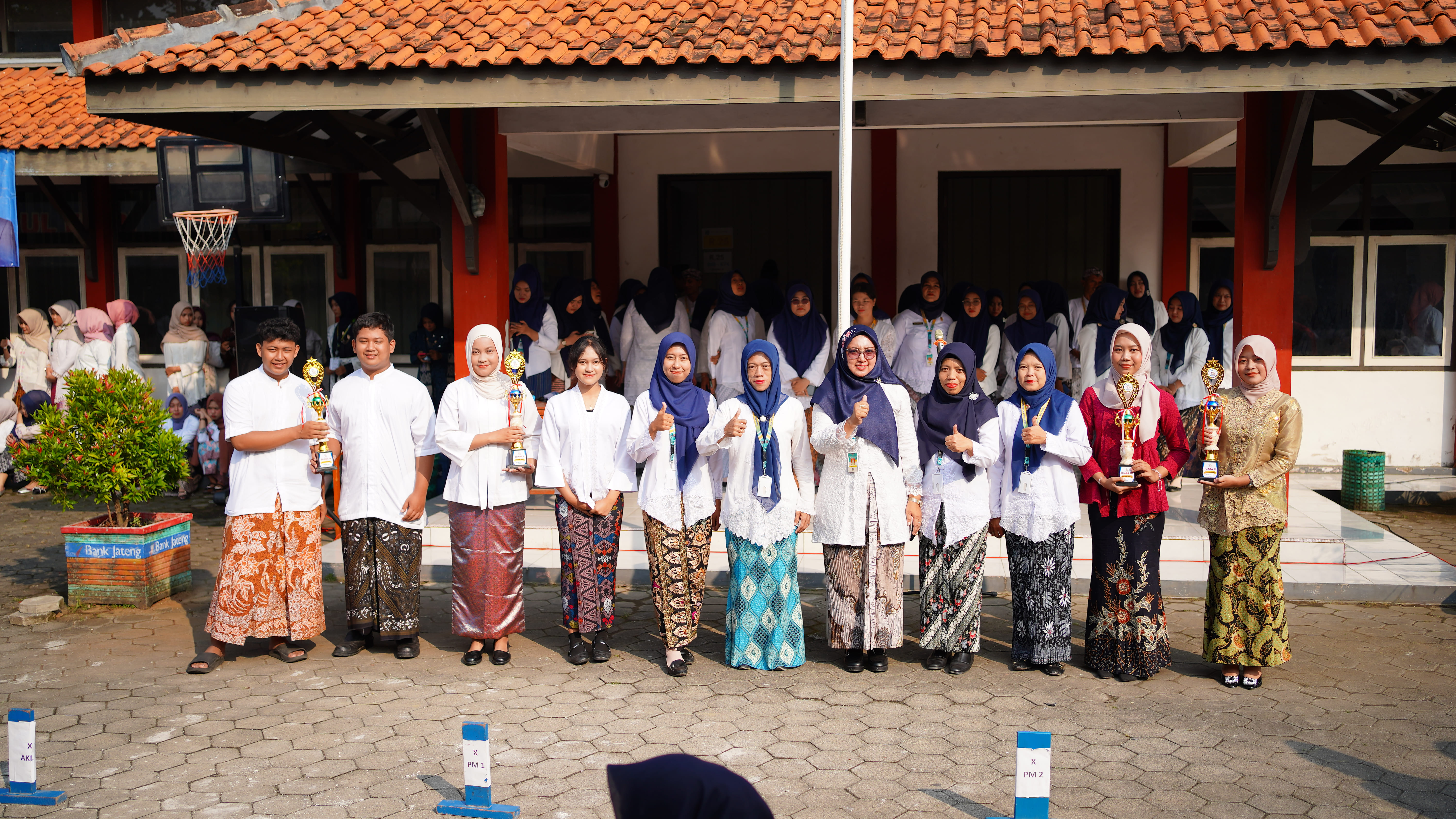 Penyerahan Piala Siswa Pemenang Lomba LKS 2026 Tingkat Kabupaten